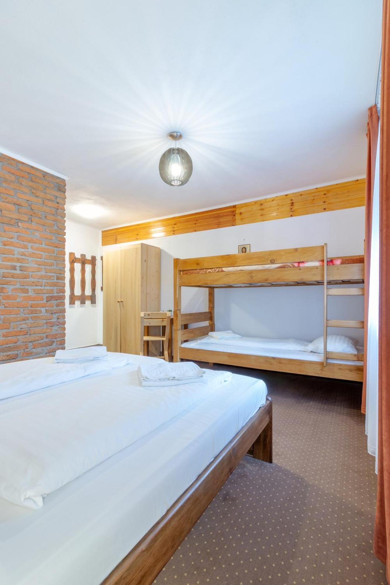 7 Crai - Craiul Crailor Bed & Breakfast Zărneşti